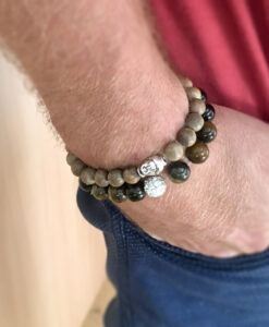 LoBo-Bracelet: Dumi - Schlichtes Perlenarmband aus Holz-Perlen mit Silber-Budha.